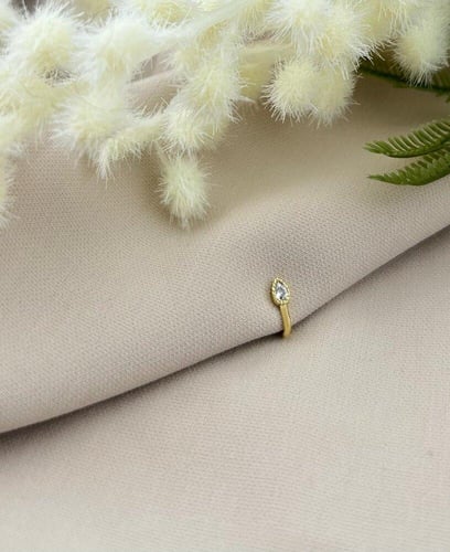 زمام أنف ذهبي بدون ثقب بتصميم فاخر