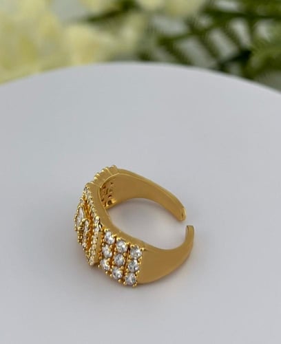 خاتم نسائي فاخر مطلي ذهبي بفصوص زركون وتصميم مربع