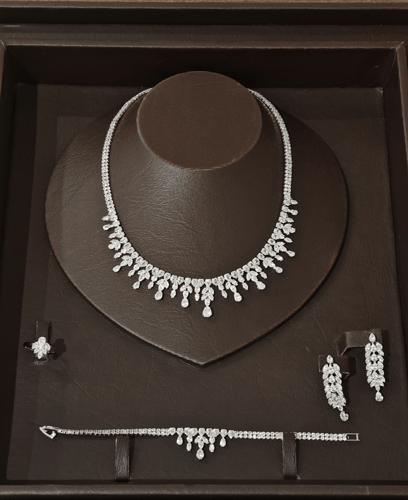 طقم مجوهرات راقية من الكريستال الأبيض