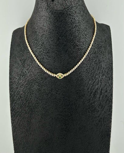 عقد فاخر بتصميم أنيق وسحر راقٍ