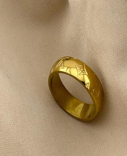 "خاتم ذهبي محفور بتصميم فاخر مستوحى من Louis Vuitt...