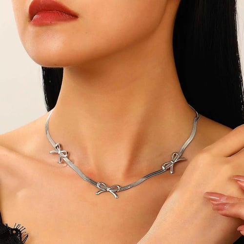 قلادة فضية أنيقة بتصميم عقد الفراشة