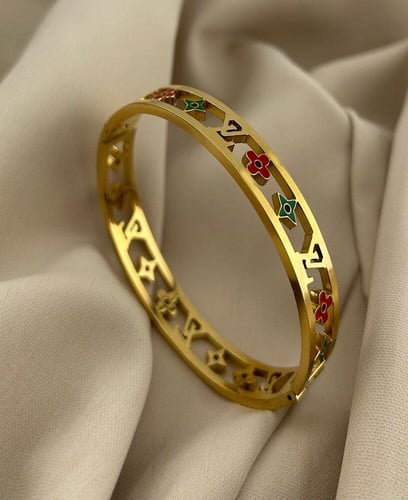 أساور ذهبية بتوقيع LV – مزيج فخم من الأناقة والألو...