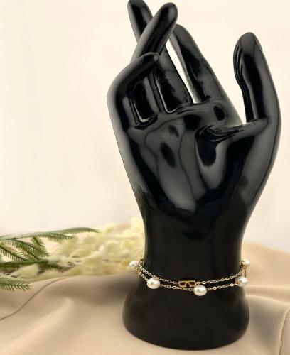 سوار ذهبي أنثوي بزخارف عصرية ولمسة كلاسيكية