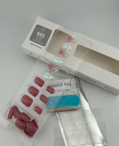 مجموعة أظافر تركيبية بتصميم وردي أنيق ولمسات كريست...