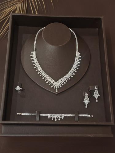 طقم مجوهرات متكامل بتصميم أنثوي ناعم