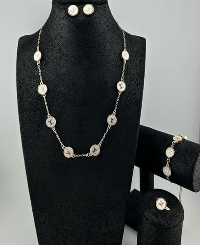 طقم بتوقيع LV.. جمال، ذوق، وهيبة