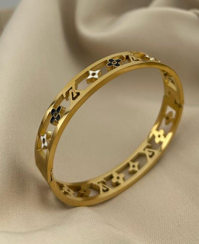 أساور ذهبية بتوقيع LV – مزيج فخم من الأناقة والألو...