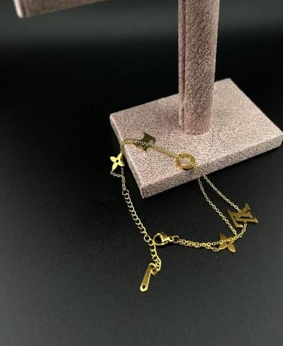 سوار ذهبي راقٍ بتصميم أنيق ولمسة فاخرة