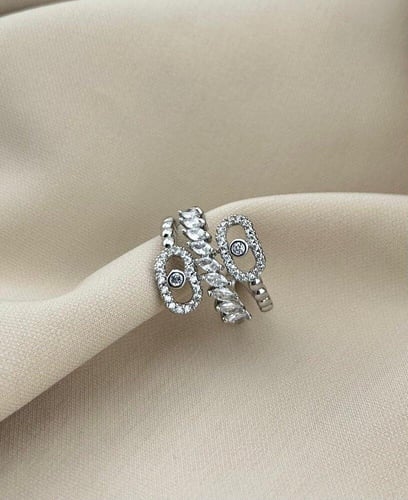 خاتم فضي عصري بتصميم مزدوج يلفت الأنظار