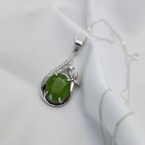 قلادة فضة مع حجر الزبرجد النادر