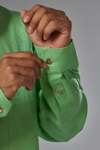 قميص اخضر فاتح