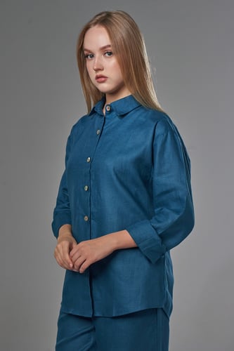 قميص أزرق نسائي غامق كلاسيك