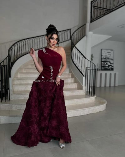 فستان سهره صدريه تل مطرزه وتنوره مزينه بورق الورد