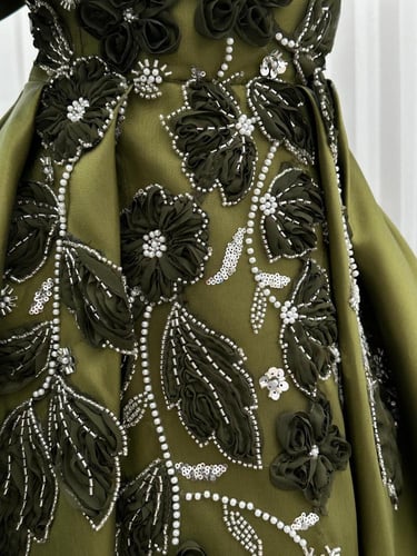 فستان أنيق وفخم بلون زيتي جذاب، يتميز بقصة أوف شول...