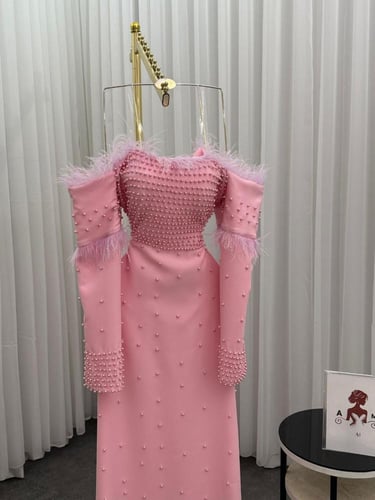 فستان سهره القماش باربي + تطريز فصوص لولو + ريش أص...