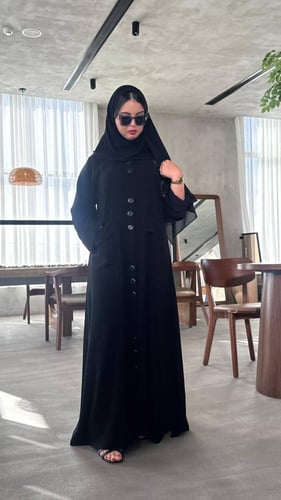 عباية كريب ملكي أسود فاخر بجيب عباية أنيقة مصممة م...