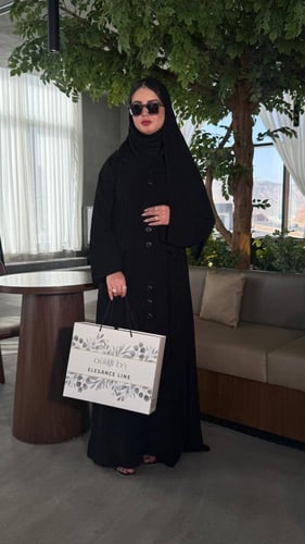 عباية كريب ملكي أسود فاخر بجيب عباية أنيقة مصممة م...