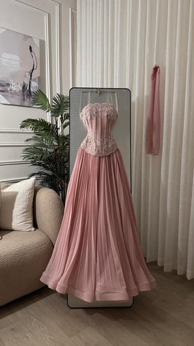 فستان سهرة أنيق بتصميم راقٍ يجمع بين الفخامة والرا...