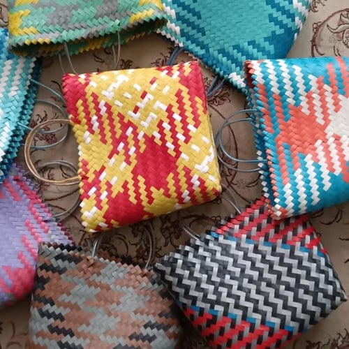 لفة شريط بلاستيك متعدد الالوان للأعمال اليدويه وال...