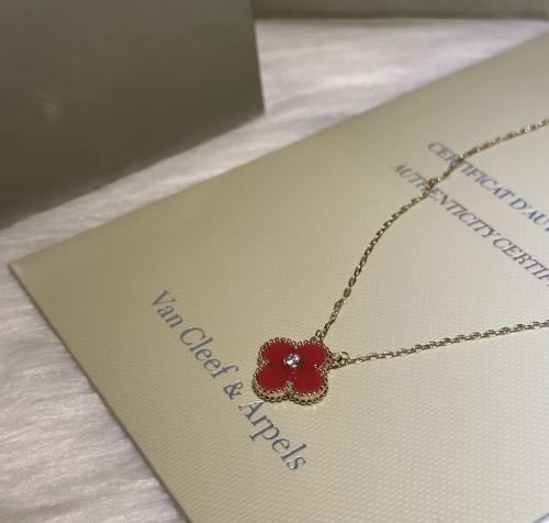 سلسال فان كليف احمر مع فص كرستال