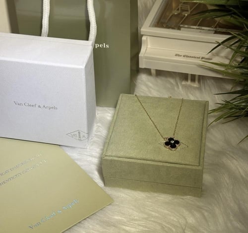 سلسال فان كليف اسود مع فص كرستالي