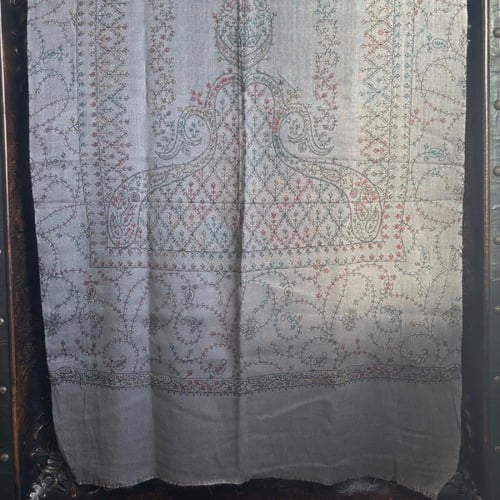 شال رمادي تطريز يدوي