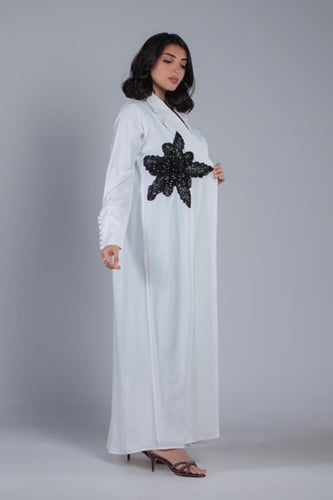 عباية بيضاء