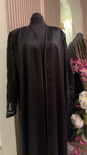 عبايه حرير نص لمعه بأكمام مطرزة