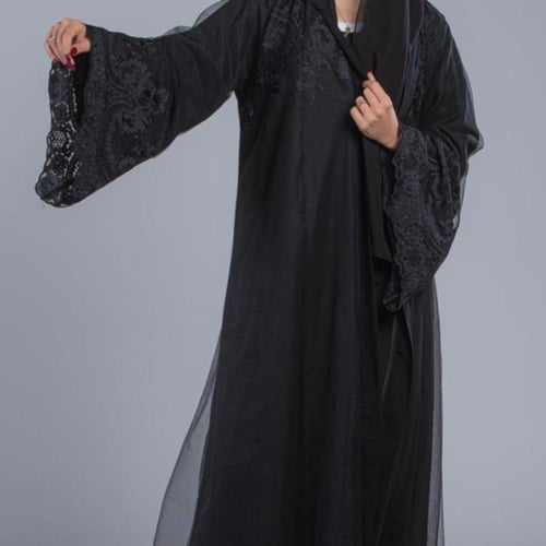 عباية التُل والدانتيل