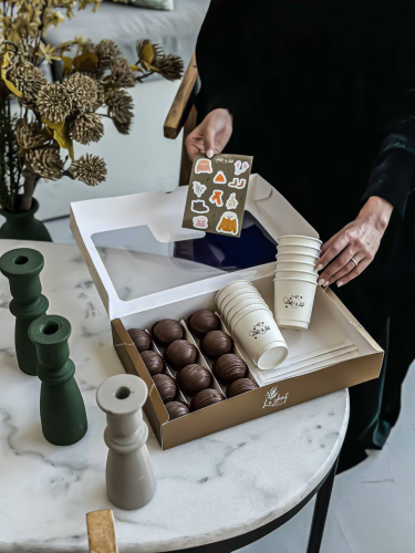 بوكس كرات الهوت شكوليت 12 كرة