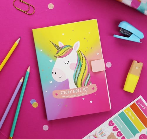 مجموعة أوراق لاصقة مع قائمة مهام