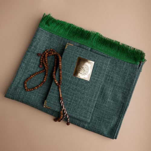 مصحف وسجادة