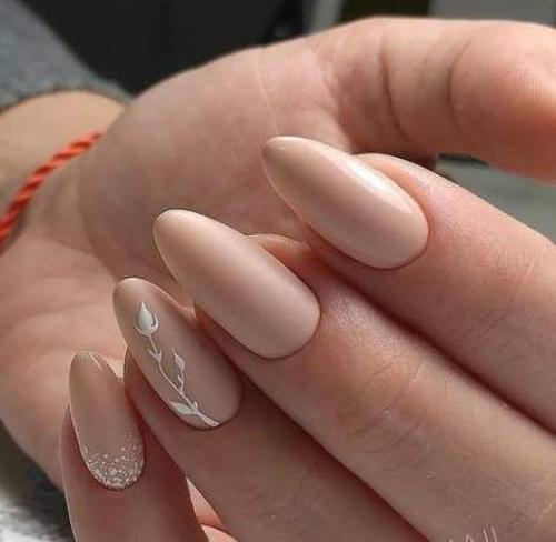 تركيب أظافر عميلة