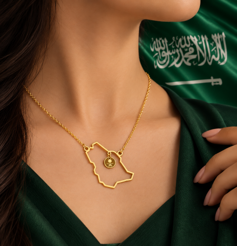 قلادة خريطة الوطن – ذهب عيار 21 تصميم أنيق لخريطة المملكة يتوسطها شعار النخلة والسيفين بتفاصيل ناعمة وفاخرة وزن 0.91 جرام