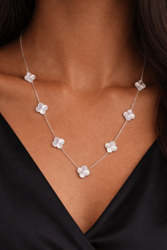 سلسلة ذهب أبيض عيار 18 بتصميم الورود الأنيق وزن 9....