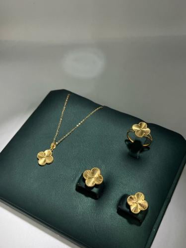 نص طقم الورده ذهب عيار21 فاخر و انيق وزن 6.31 مقاس...