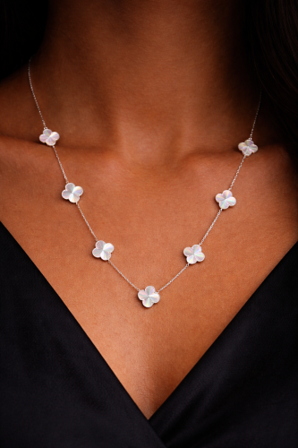 سلسلة ذهب أبيض عيار 18 بتصميم الورود الأنيق وزن 9....