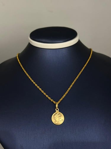 قلادة ذهب عيار 18 – تصميم الملكة وزن 2.94 جرام