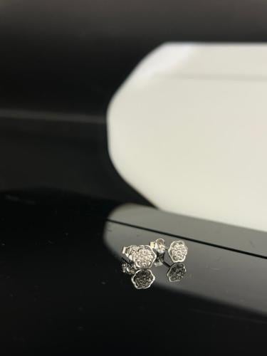 حلق موديل شوميه ذهب ابيض عيار18 فاخر و انيق لي هدا...