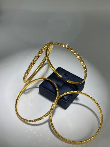 غوايش عريضه فاخره و مميزه ذهب عيار21 مقاس20 السعر...