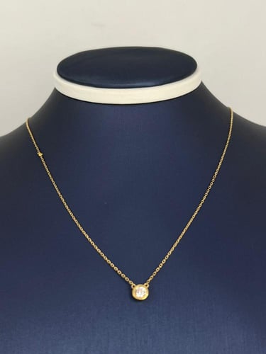قلادة سوليتير ذهب عيار 18 بتصميم أنيق وناعم وزن 2....