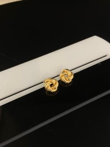 حلق ذهب عيار18 فاخر و انيق للهدايا وزن 2.05 بوابة....