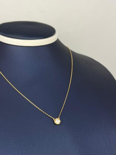 قلادة سوليتير ذهب عيار 18 بتصميم أنيق وناعم وزن 2....