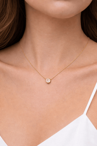 قلادة سوليتير ذهب عيار 18 بتصميم أنيق وناعم وزن 2....