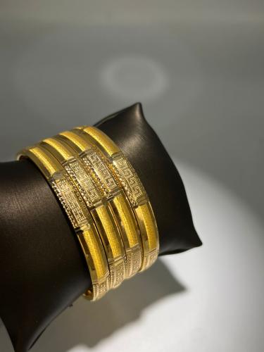 غوايش عريضه فاخره و مميزه ذهب عيار21 مقاس18 السعر...
