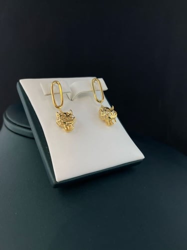 حلق نمر ذهب عيار٢١ فاخر و انيق الوزن 2.86