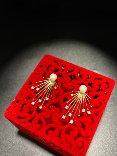 حلق تصميم الماس فاخر و مميز للمناسبات ذهب عيار18 ب...