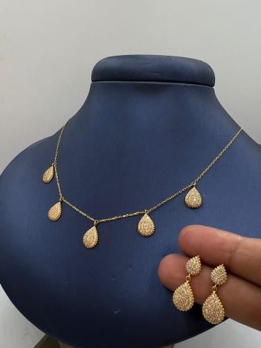 شوكر و حلق الدمعة ذهب عيار٢١ تصميم الماس فاخر و ان...