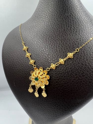 قلاده الورده موديل تركي مميزه و انيقه عيار21 الوزن...